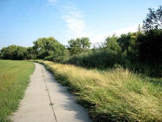 Lower trail along river at Lincoln Drive Park